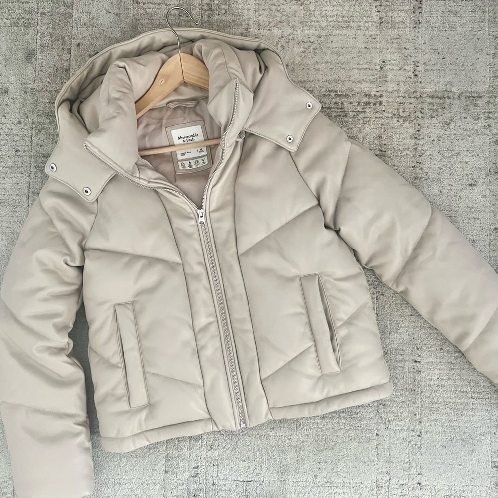 ABERCROMBIE & FITCH Vegan Leather Crop Puffer Jacket Cream M